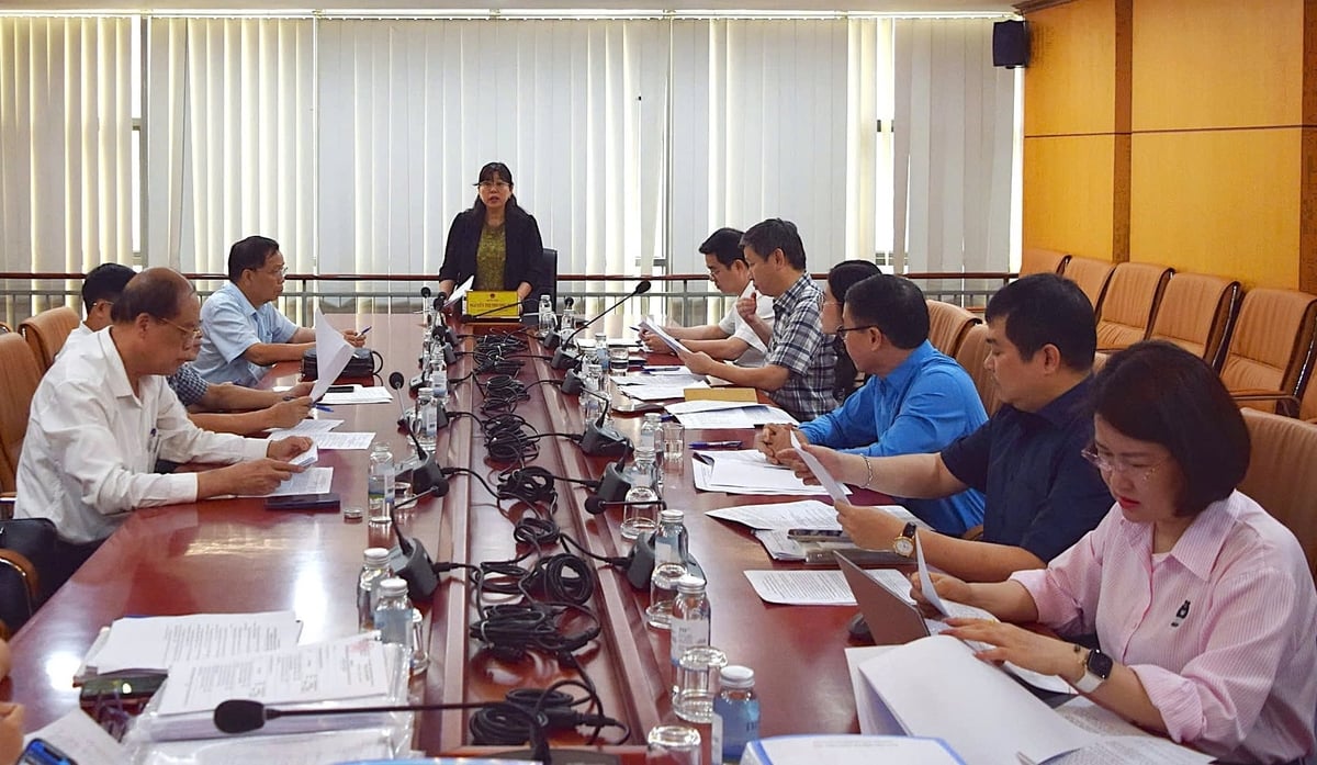 Thứ trưởng Nguyễn Thị Phương Hoa cho rằng, việc xét tặng còn góp phần lan tỏa các giá trị tốt đẹp của nghề dạy học, tạo động lực để đội ngũ cán bộ, giảng viên tiếp tục phấn đấu, cống hiến cho sự phát triển của ngành Nông nghiệp và Môi trường. Ảnh: Trường Giang.