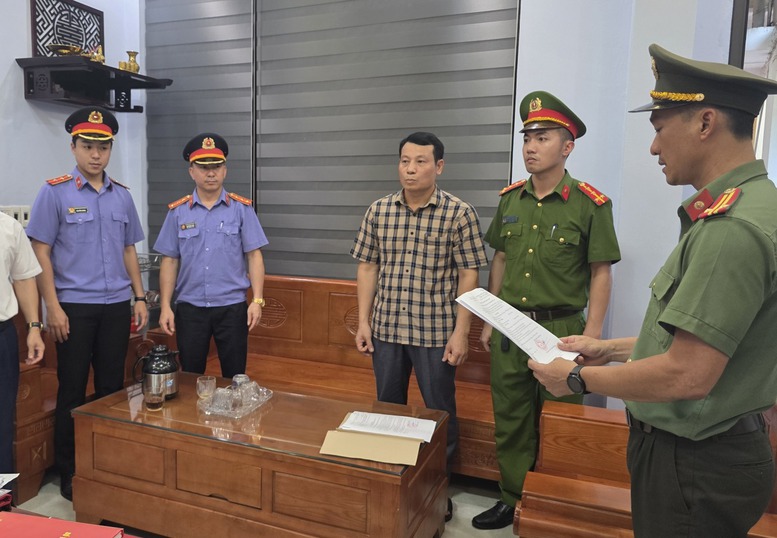 Bắt tạm giam hiệu trưởng ép giáo viên hợp đồng 'chung chi' để được đứng lớp- Ảnh 1.