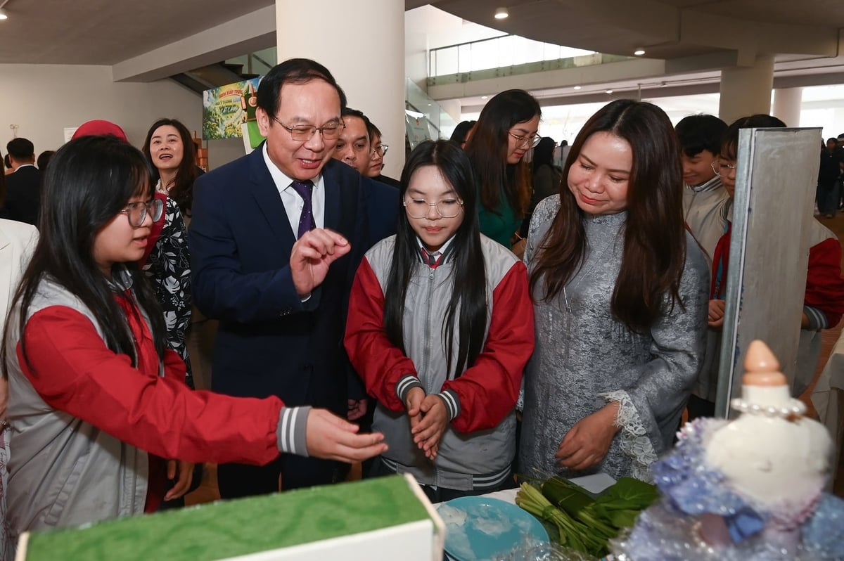 Thứ trưởng Lê Công Thành cùng các đại biểu thăm gian trưng bày mô hình của Trường THCS Trường Công Giai (TP. Hà Nội), trường đạt Giải Ba Giải thưởng Trường học sinh thái ASEAN Việt Nam 2025. Ảnh: Tùng Đinh.