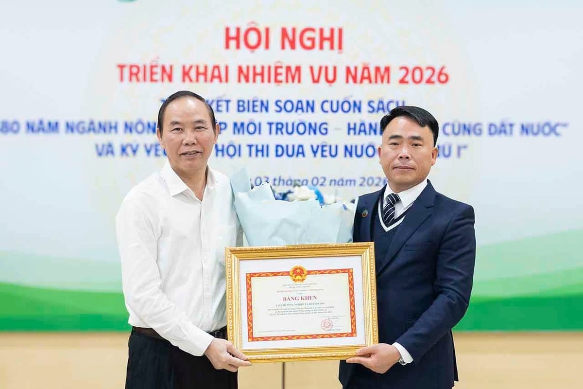 Thứ trưởng Phùng Đức Tiến trao bằng khen của Bộ trưởng Bộ Nông nghiệp và Môi trường Trần Đức Thắng tập thể và 5 cá nhân của tạp chí có thành tích trong dịp kỷ niệm 80 năm ngành. Ảnh: Minh Thành.