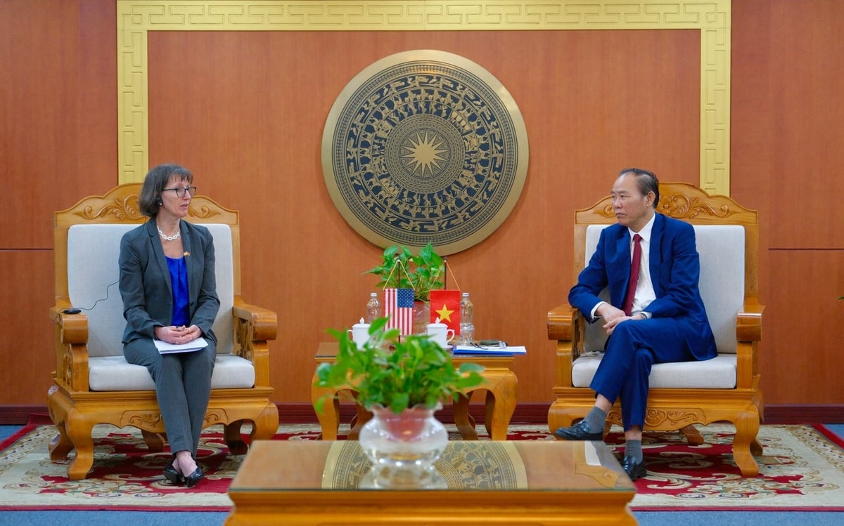 Thứ trưởng Phùng Đức Tiến đã tiếp và làm việc với Tiến sĩ Rebecca Bunnell - Phó Trợ lý Ngoại trưởng Thường trực, Bộ Ngoại giao Hoa Kỳ. Ảnh: Quỳnh Chi.