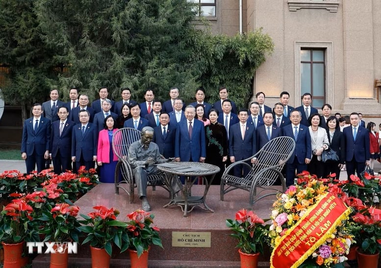 Tổng Bí thư, Chủ tịch nước Tô Lâm và Phu nhân cùng các đồng chí lãnh đạo Đảng, Nhà nước chụp ảnh lưu niệm tại bức tượng Chủ tịch Hồ Chí Minh trong khuôn viên Đại sứ quán. Ảnh: TTXVN.