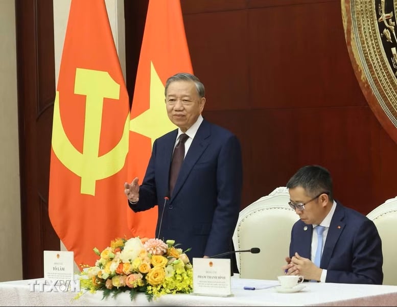 Tổng Bí thư, Chủ tịch nước Tô Lâm đánh giá cao cán bộ, nhân viên sứ quán, các cơ quan đại diện Việt Nam đã nỗ lực hoàn thành khối lượng công việc lớn trên địa bàn rộng. Ảnh: TTXVN.