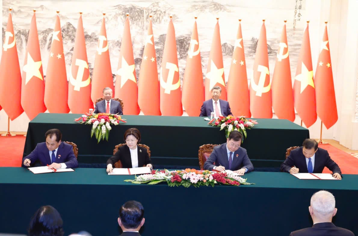 Lễ ký Nghị định thư về yêu cầu kiểm dịch thực vật đối với việc xuất khẩu quả bưởi và quả chanh giữa Bộ trưởng Bộ Nông nghiệp và Môi trường Việt Nam Trịnh Việt Hùng và Tổng Cục trưởng Tổng cục Hải quan Trung Quốc Tôn Mai Quân; ký Thỏa thuận tăng cường hợp tác Văn hóa Nghệ thuật năm 2026 – 2027 giữa Tổng Giám đốc Đài Truyền hình Việt Nam Nguyễn Thanh Lâm và Tổng Giám đốc Đài Phát thanh Truyền hình Trung ương Trung Quốc Thận Hải Hùng. Tổng Bí thư, Chủ tịch nước Tô Lâm và Tổng Bí thư, Chủ tịch nước Trung Quốc Tập Cận Bình chứng kiến Lễ ký. Ảnh: Thống Nhất – TTXVN.