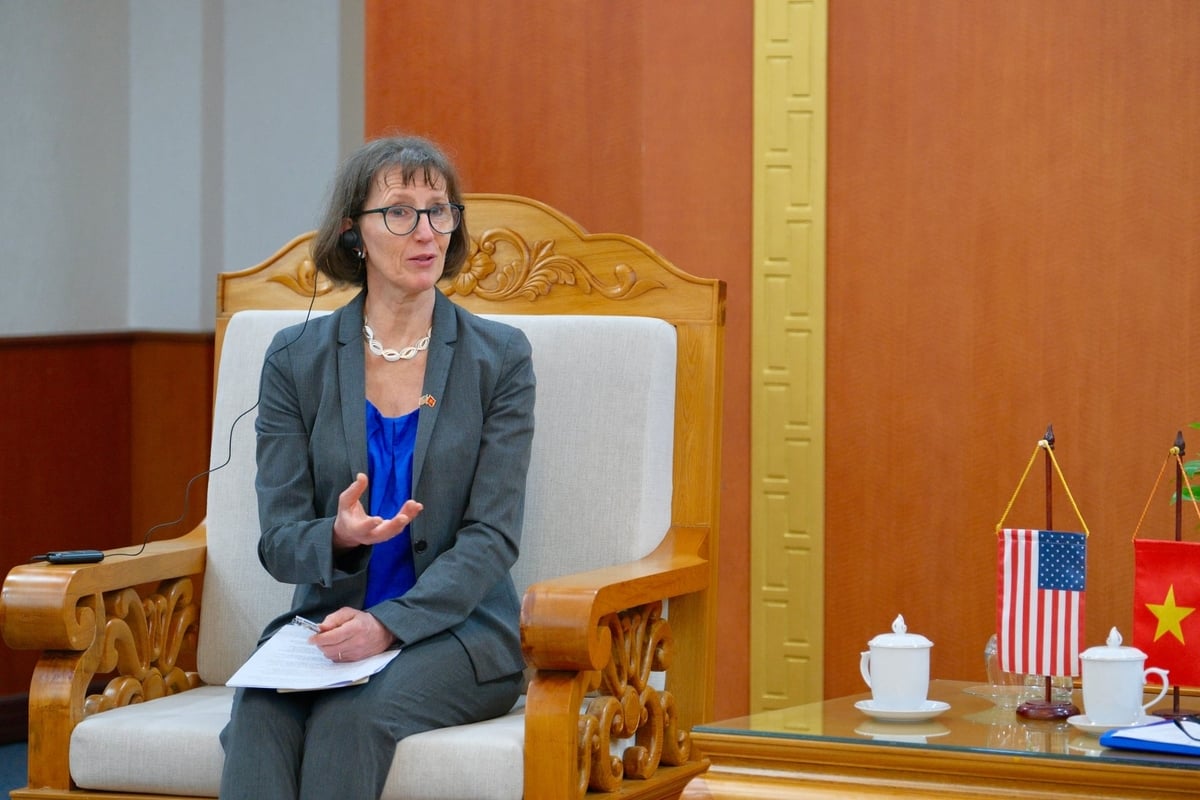 Bà Rebecca Bunnell - Phó Trợ lý Ngoại trưởng Thường trực, Bộ Ngoại giao Hoa Kỳ phát biểu tại cuộc họp. Ảnh: Quỳnh Chi.