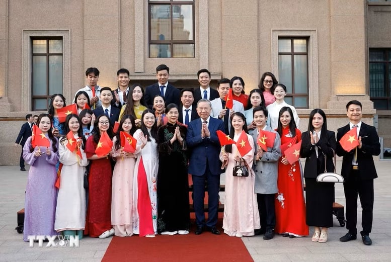Tổng Bí thư, Chủ tịch nước Tô Lâm và Phu nhân với cán bộ nhân viên Đại sứ quán và đại diện cộng đồng người Việt Nam tại Trung Quốc. Ảnh: TTXVN.